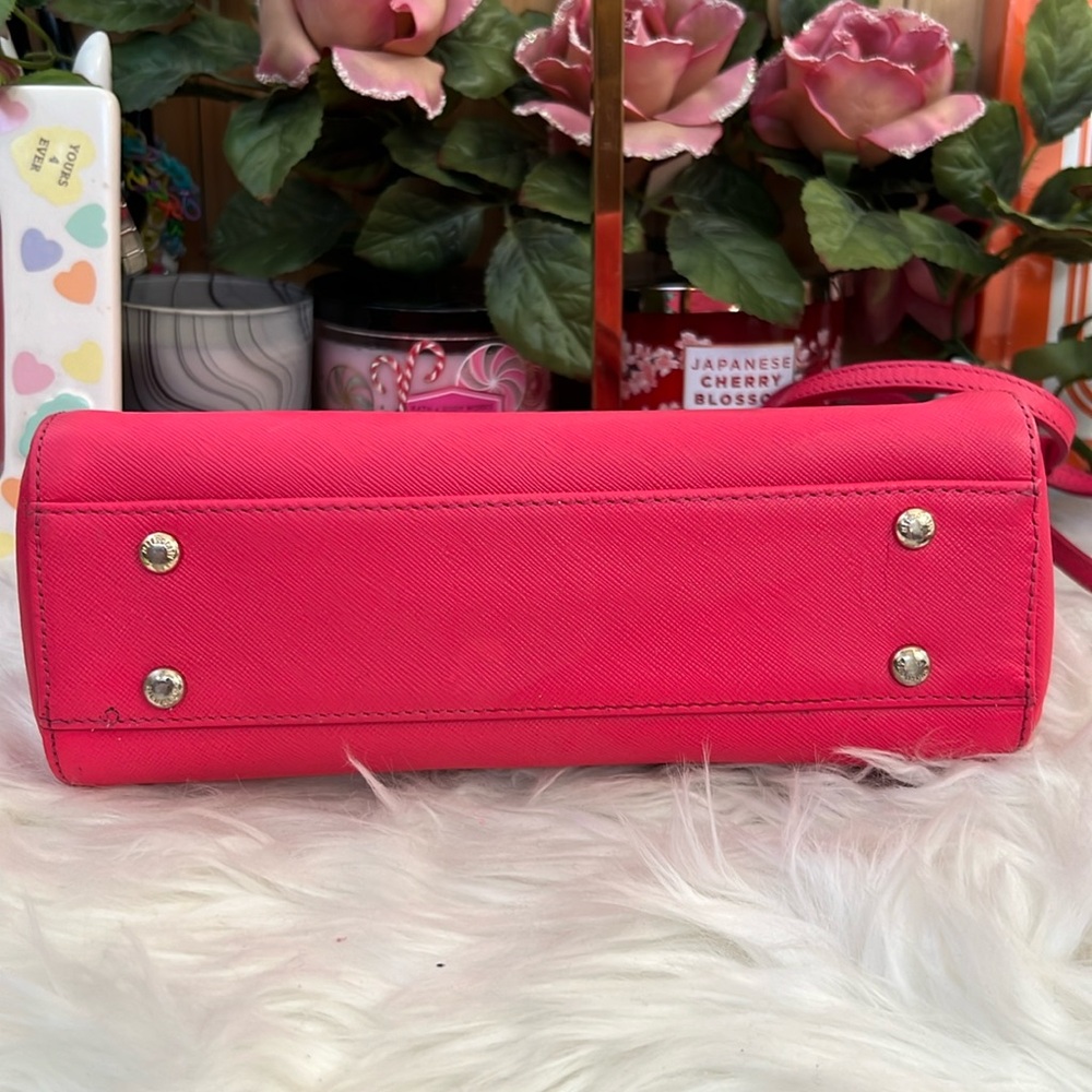 💜MetroCity Crossbody Bag in Magenta Canvas - Picture 4 of 16